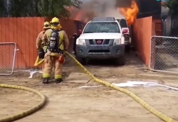 Köpeğini kurtarmak için kendini yanan eve attı
