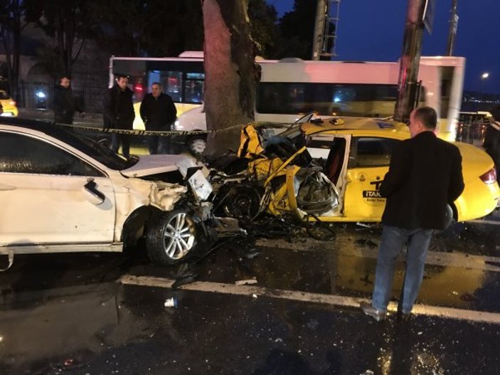 Beşiktaş'ta otomobil ile taksi kafa kafaya çarpıştı