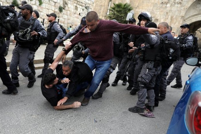 İsrail polisinden Mescid-i Aksa'da Müslümanlara dayak