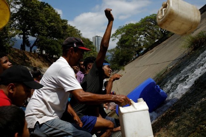 Venezuela'da musluktan petrol aktı