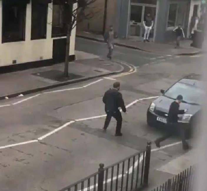 Londra'da Müslüman gruba çekiç ve sopalarla saldırdılar