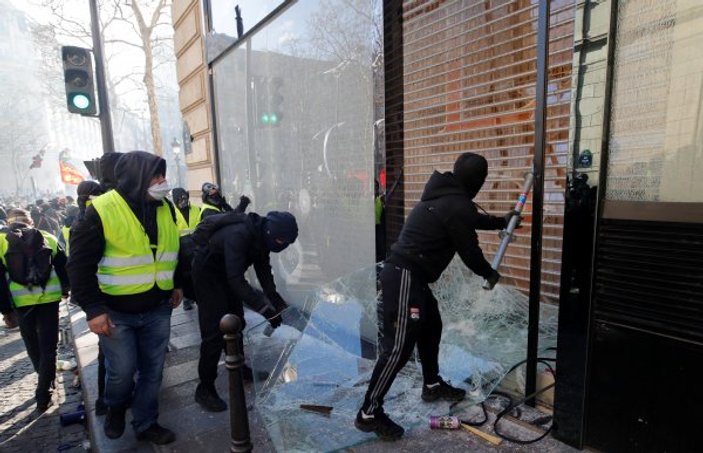 Fransa sokakları bir kez daha savaş alanına döndü