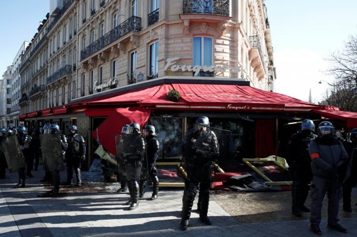 Fransa sokakları bir kez daha savaş alanına döndü