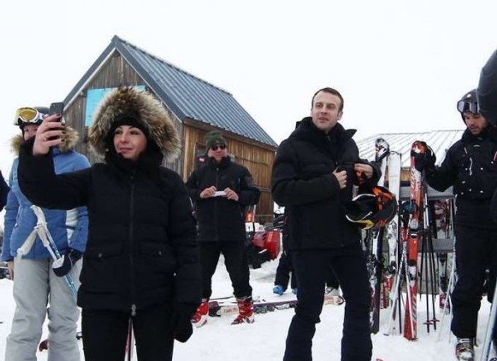 Macron çifti eylemler sırasında kayağa gitti