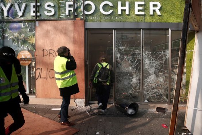 Macron, Champs Elysees Caddesi'ni eylemlere kapatıyor