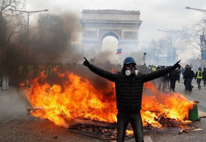 Macron, Champs Elysees Caddesi'ni eylemlere kapatıyor