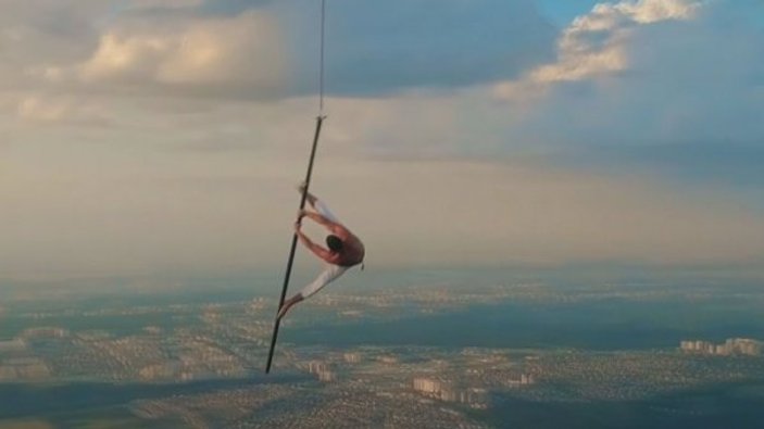 Balonun üzerinde direk dansı yapan çılgın Rus sporcu
