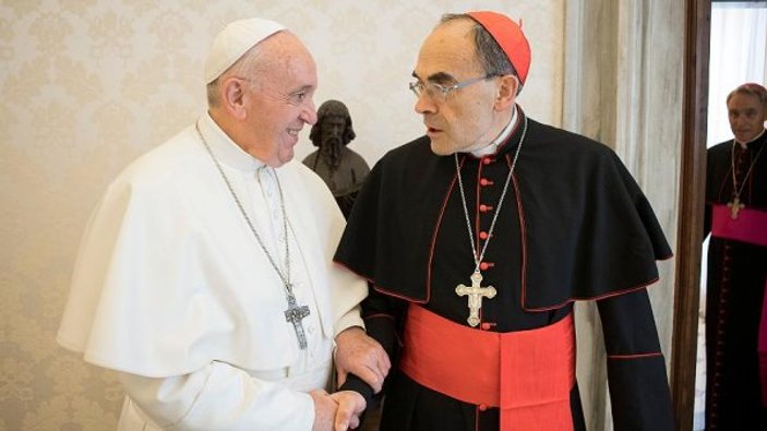 Papa tacizci kardinalin istifasını reddetti