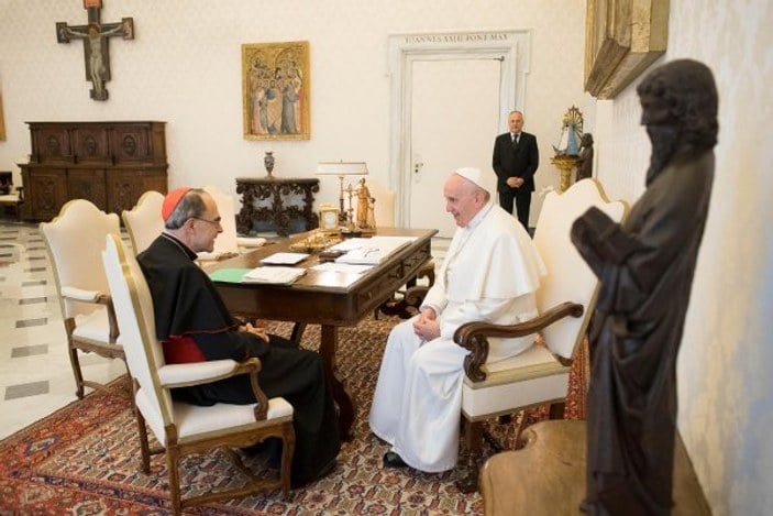 Papa tacizci kardinalin istifasını reddetti