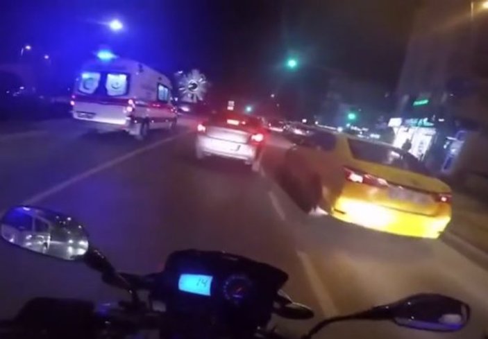 Ambulansın geçişini engelleyen aracın önünü kesen polis