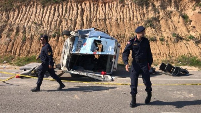 Adana'da midibüs devrildi: 19 yaralı