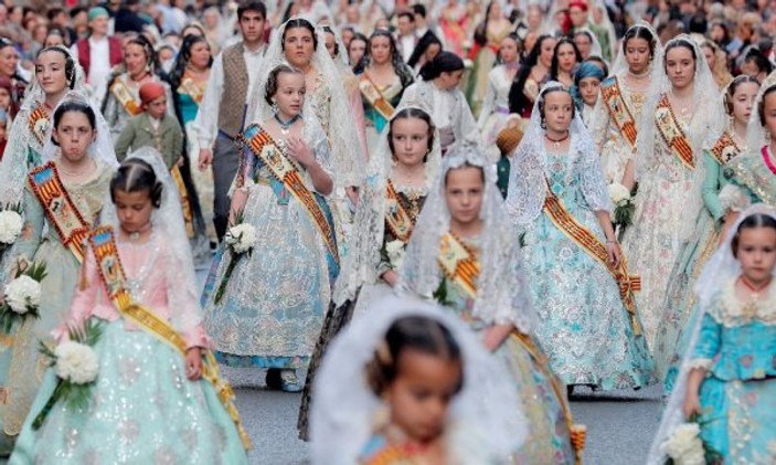 İspanya’daki bahar şenliklerine binlerce kişi katıldı