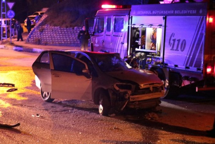 Pendik’te otomobil ile kamyon kafa kafaya çarpıştı: 2 ölü