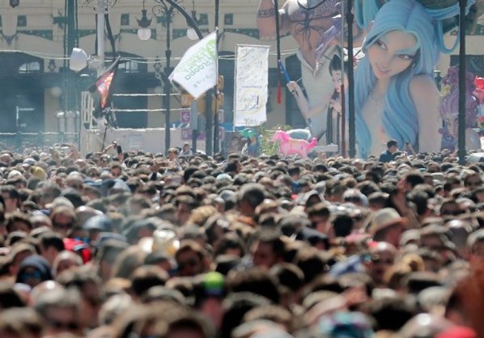 İspanya’daki bahar şenliklerine binlerce kişi katıldı