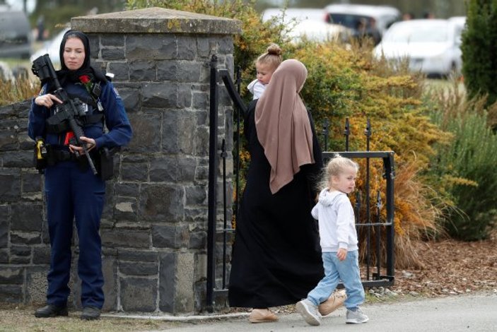 Terör mağdurları için başörtü takan Yeni Zelanda polisi