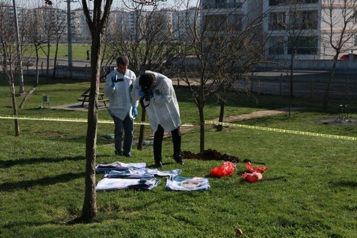 Polis köpeği toprağa gömülü Öcalan posteri buldu