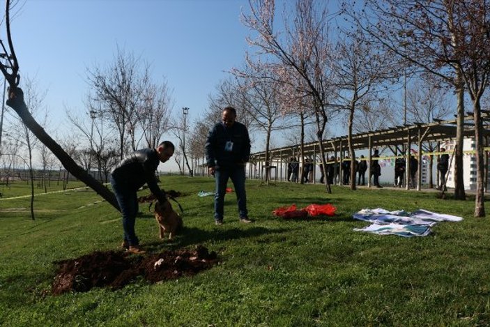 Polis köpeği toprağa gömülü Öcalan posteri buldu