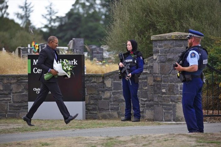 Terör mağdurları için başörtü takan Yeni Zelanda polisi
