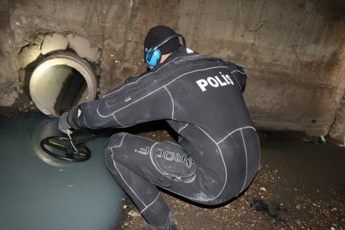 Polis köpeği toprağa gömülü Öcalan posteri buldu