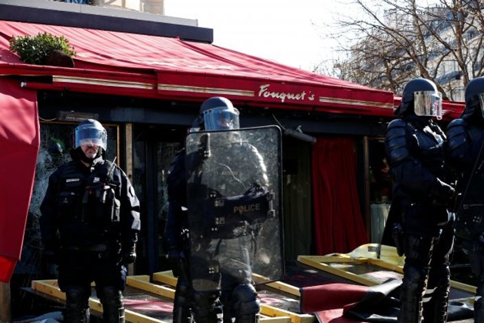 Fransız hükümeti polis ve askerlerine 'vur emri' verdi