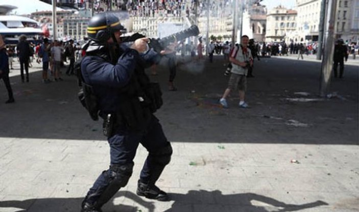 Fransız hükümeti polis ve askerlerine 'vur emri' verdi