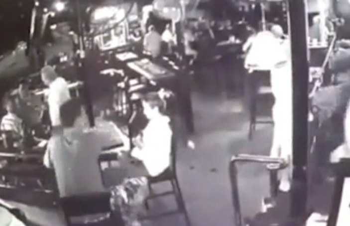 Avustralyalı turist şişeyi bardaki adamın kafasında kırdı
