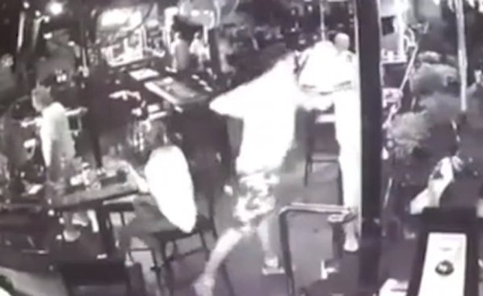 Avustralyalı turist şişeyi bardaki adamın kafasında kırdı
