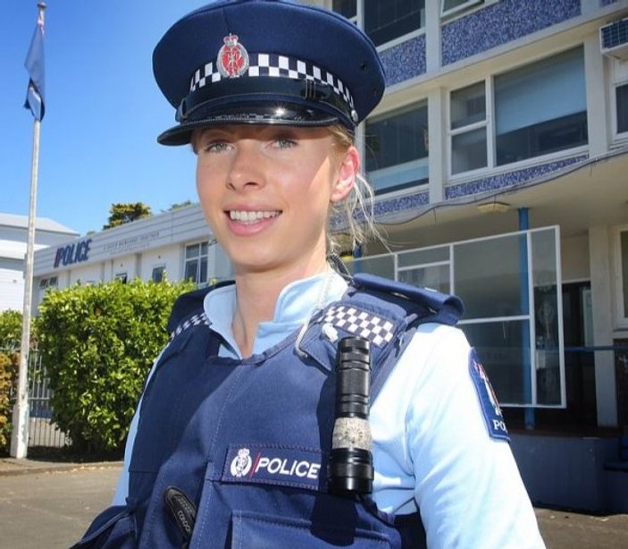İngiliz medyasının gündemi Yeni Zelandalı kadın polis
