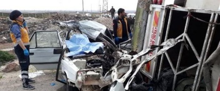 Şanlıurfa'da otomobil römorka çarptı: 2 ölü, 5 yaralı
