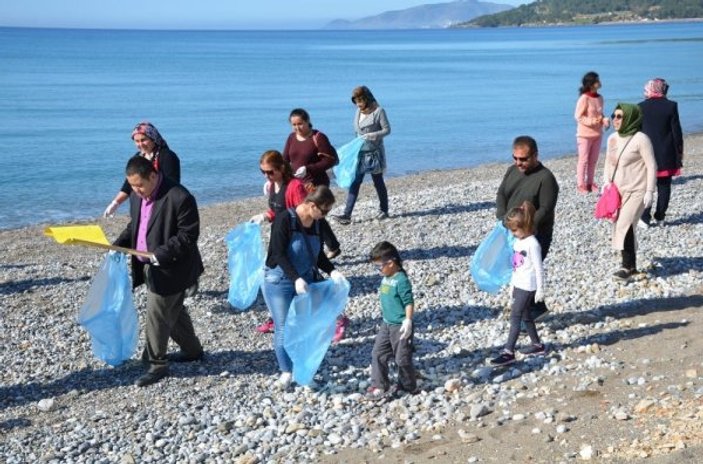 Ana sınıfı öğrencileri Bozyazı sahilini temizledi