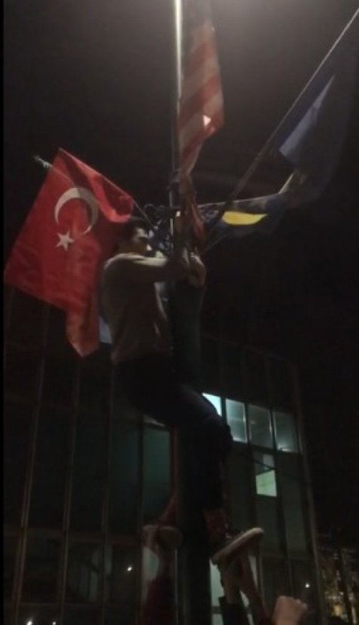 Ermenilerin indirdiği Türk bayrağı göndere çekildi