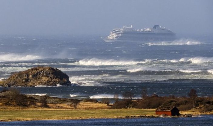 Norveç’te turist gemisi, bin 300 yolcusuyla sürükleniyor