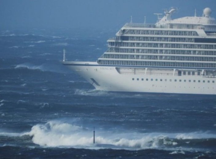 Norveç’te turist gemisi, bin 300 yolcusuyla sürükleniyor