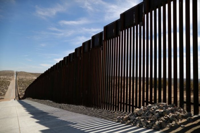 Trump, Meksika duvarı için Pentagon'dan bile fon aldı