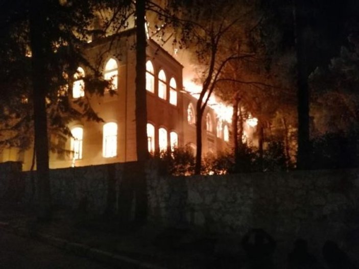 91 yıllık okul yangınında 2 kişi gözaltına alındı