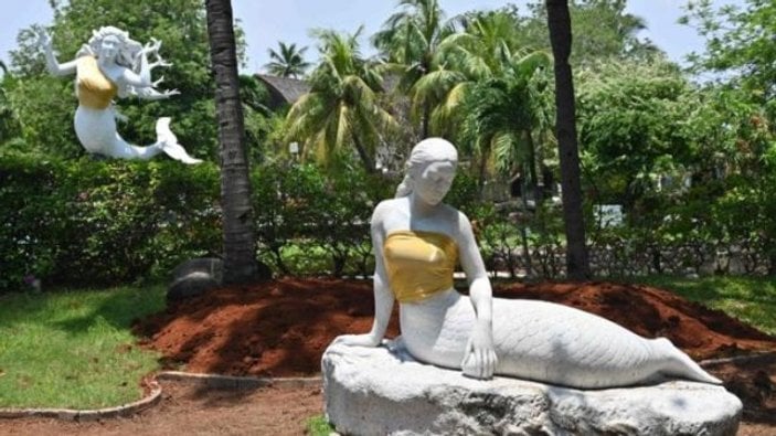 15 yıllık denizkızı heykellerin göğüsleri örtüldü