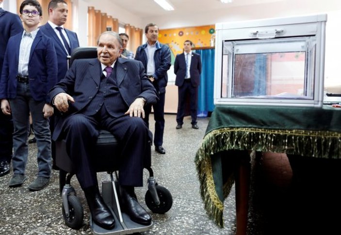 Cezayir'de Genelkurmay, Başkan Bouteflika'yı istifa ettirdi