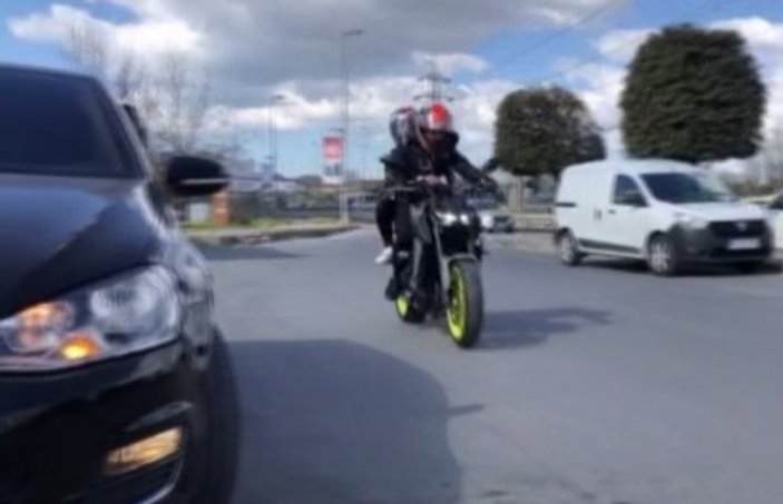 İstanbul'da tek teker üzerinde makas atan motosikletli