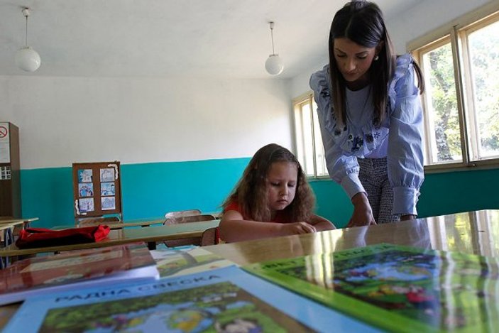 Sırbistan'da köy okulu tek öğrenci için eğitim veriyor