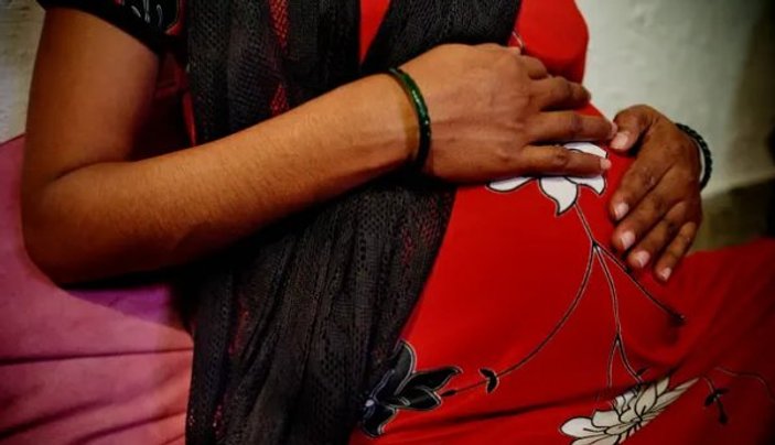 Bangladeş'te bir kadın mide ağrısıyla gidip bebek doğurdu