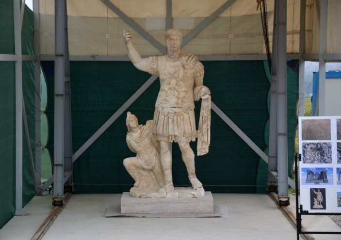 Denizli'de 3 metre uzunluğunda 1906 yıllık heykel bulundu