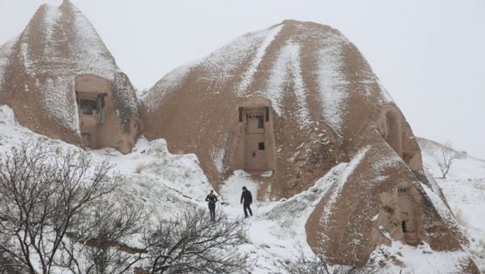 Baharda yağan kar Kapadokya'nın görüntüsünü değiştirdi