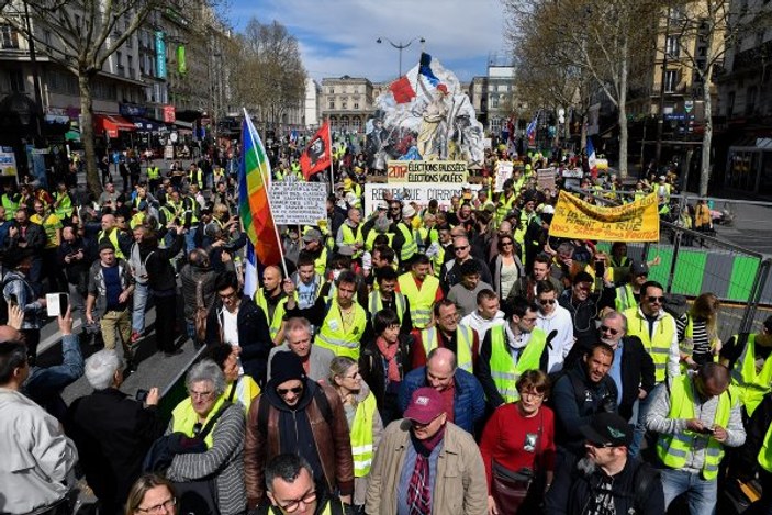 Fransa'da Sarı Yelekliler yasağa rağmen sokaklarda