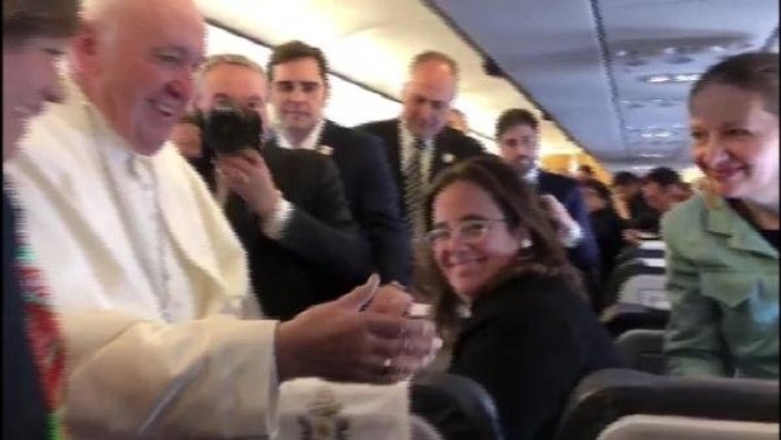 Papa'nın elini havada bırakan gazeteci