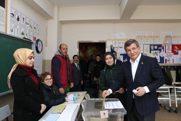 Ahmet Davutoğlu Göktürk'te oy verdi