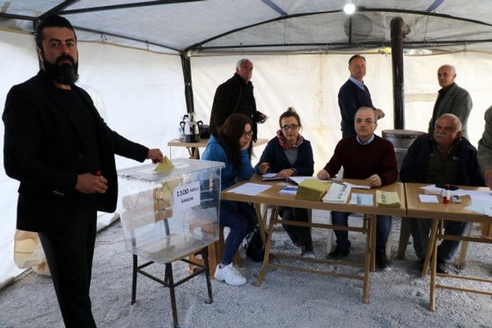Deprem bölgesinde oylar çadırda kullanılmaya başlandı