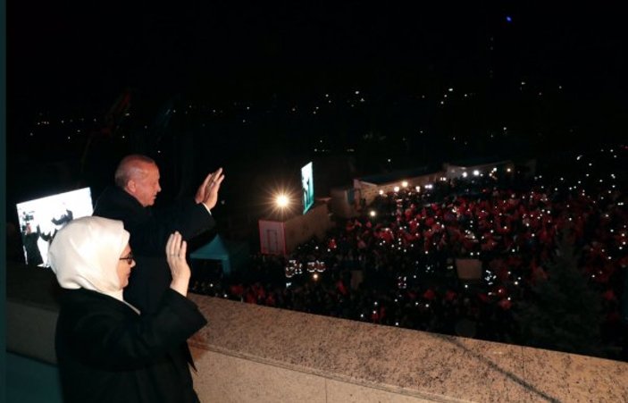 Cumhurbaşkanı Erdoğan balkon konuşmasını yaptı