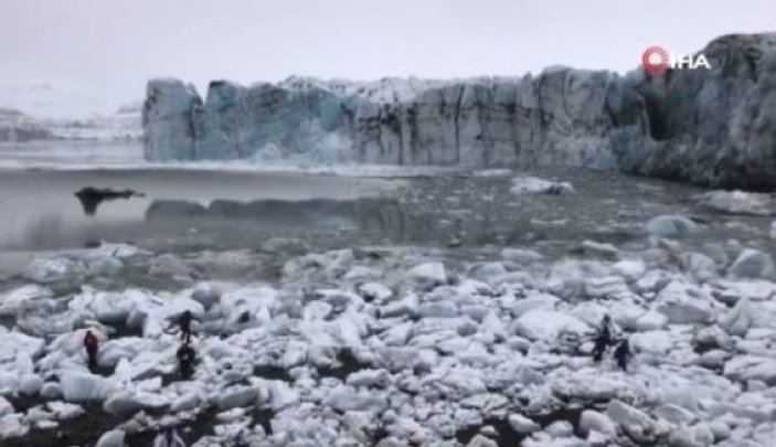 Turistler buzul kırılmasından son anda kurtuldu