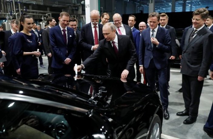 Putin yerli otomobiliyle Mercedes'i ziyaret etti