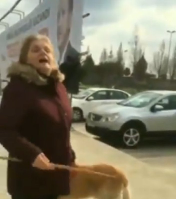 Belediyenin afişine saldıran kadın